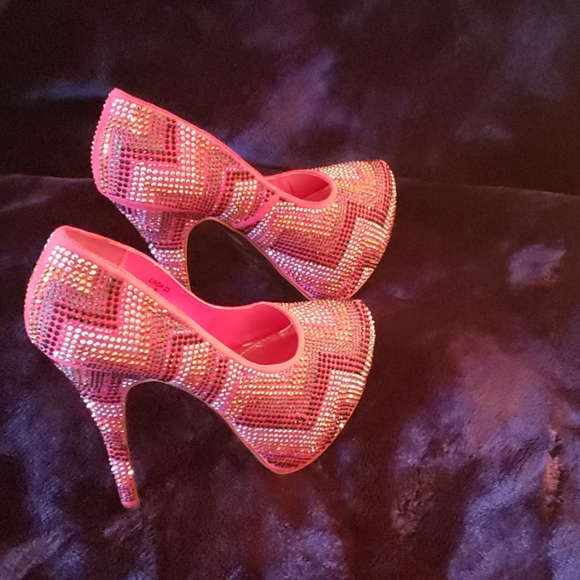 Heels - Picture 2 of 3